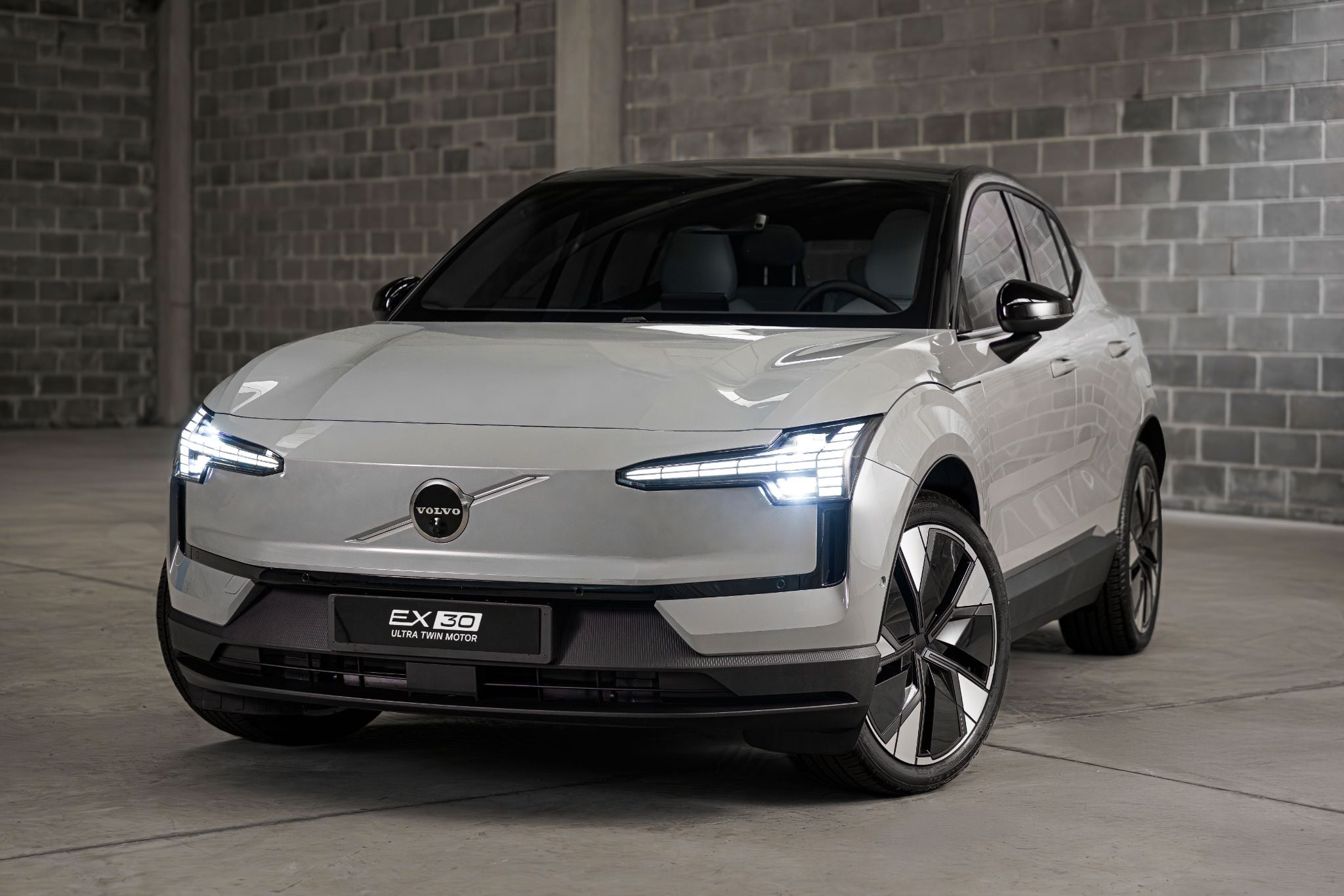 Volvo EX30 Ultra Twin Motor 2026 cinza frente parado