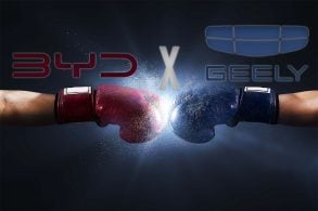 Luvas de boxe em combate, logos da BYD x Geely embate por vendas no mundo