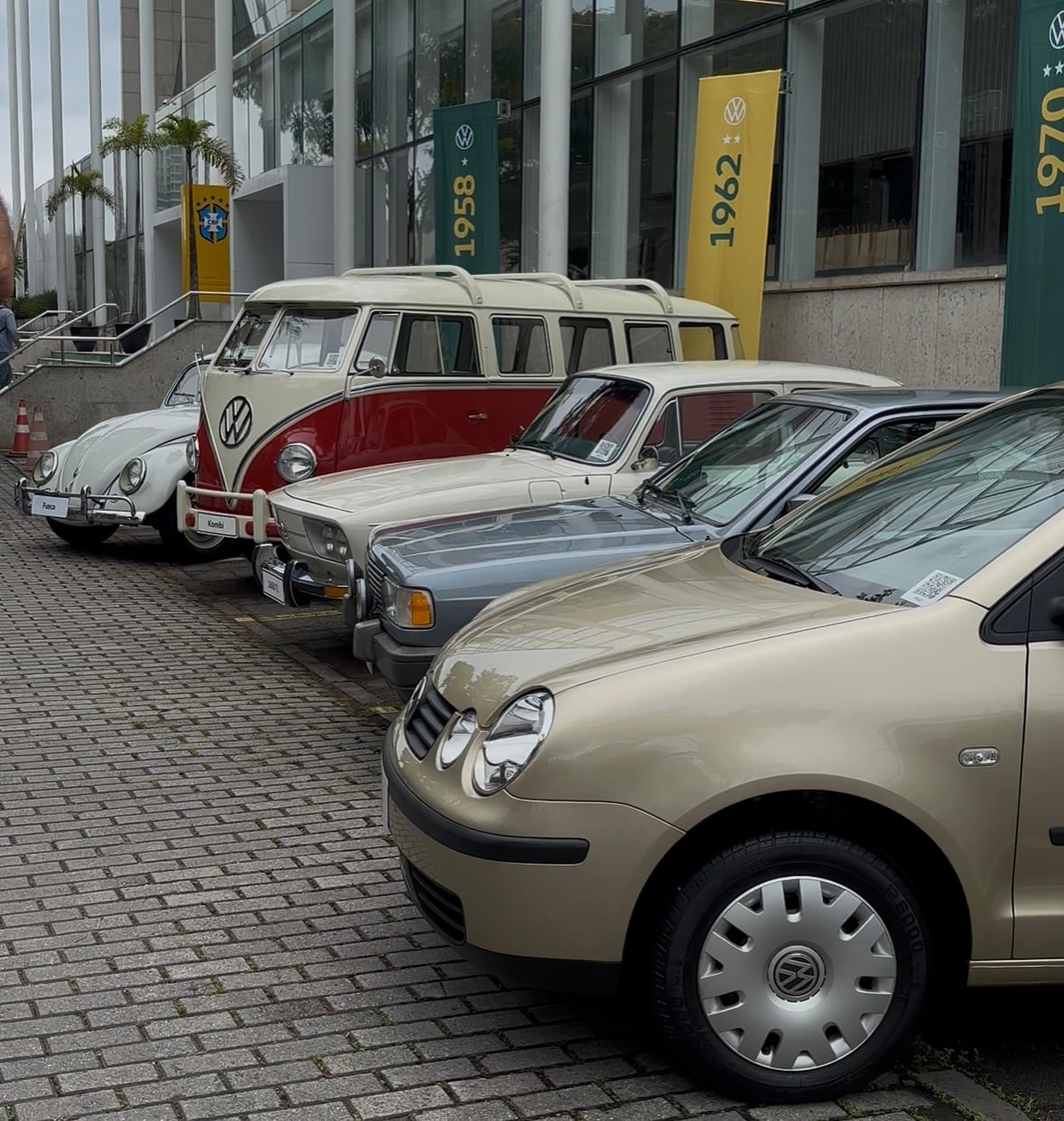 modelos-vw-nos-anos-de-titulo-de-copa-do-mundo-do-brasil-fusca-kombi-1600-tl-gol-e-polo.