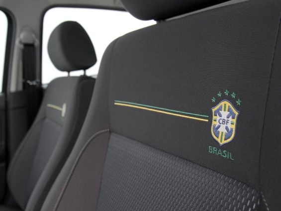 volkswagen gol selecao 2010 interior escudo cbf bordado no banco