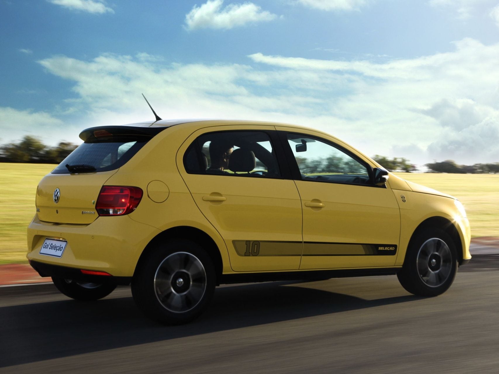 volkswagen gol selecao 2014 amarelo lateral 2