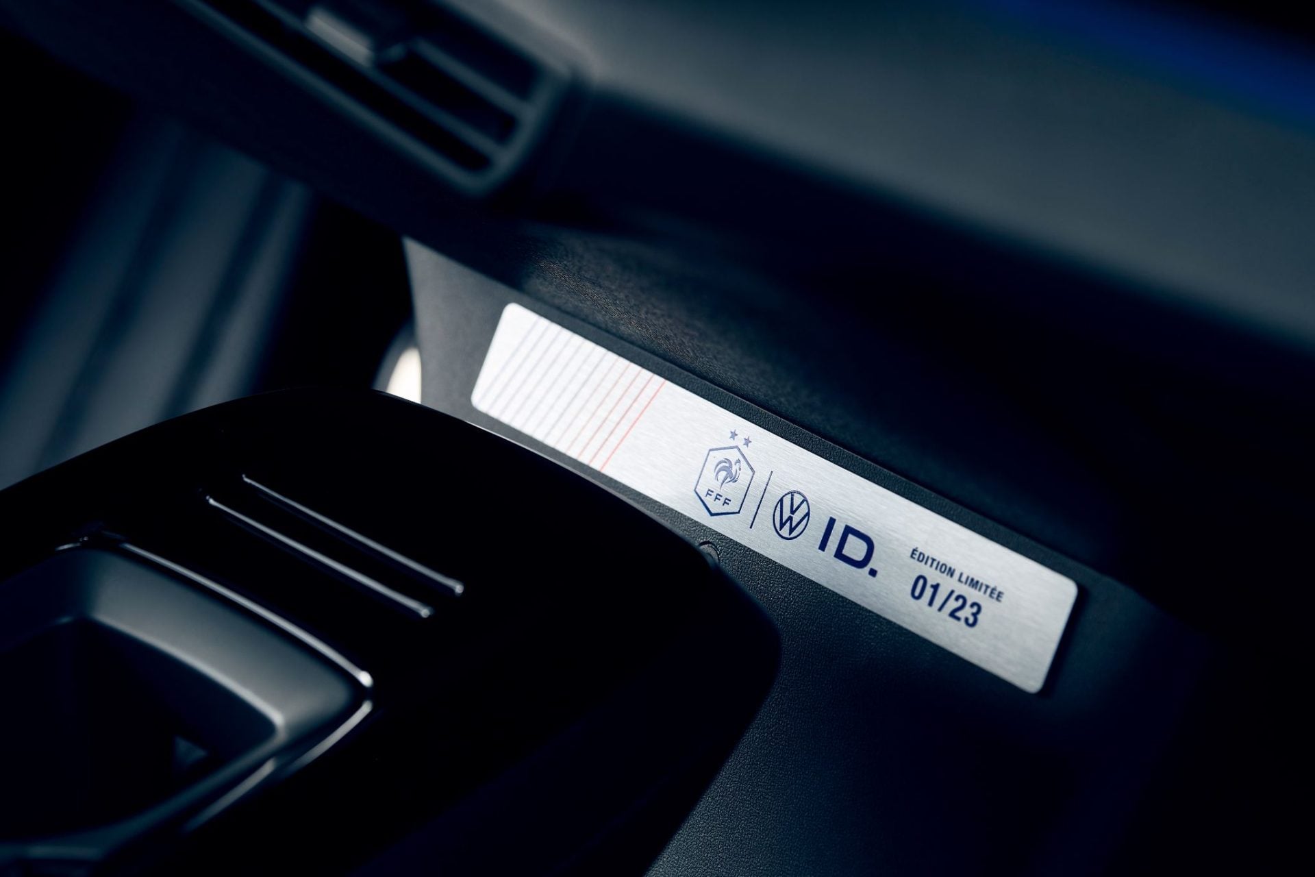 volkswagen id 4 edition limitee fff emblema no painel