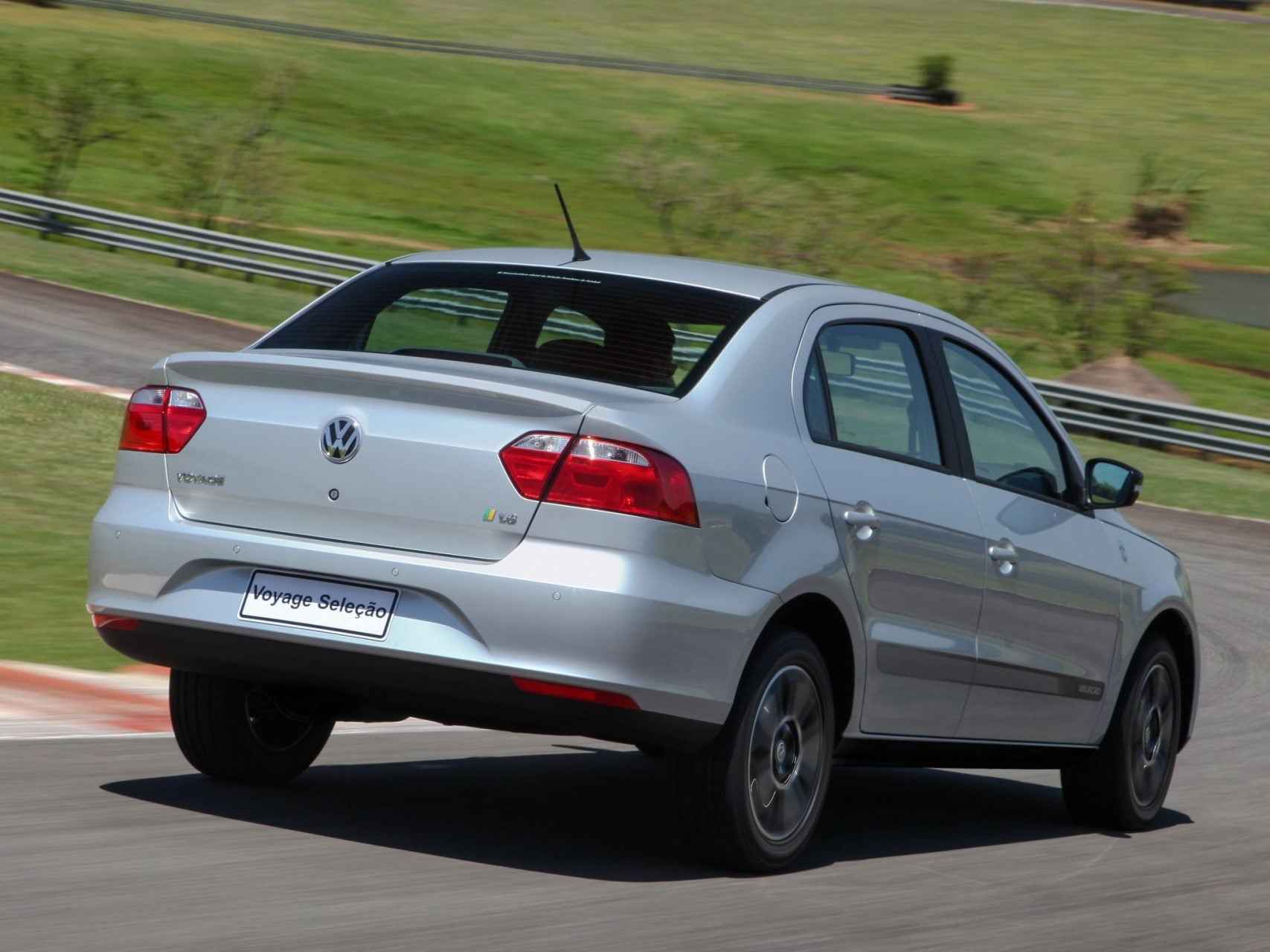 volkswagen voyage selecao 2014 prata traseira
