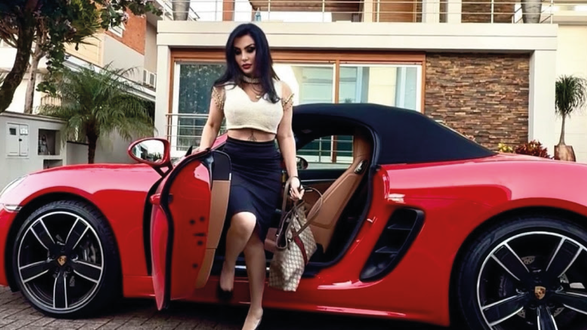 Dona de Porsche com peitos grandes protesta contra ‘machismo’ da marca