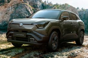 Suzuki e Vitara 2025 verde militar em ambiente montanhoso