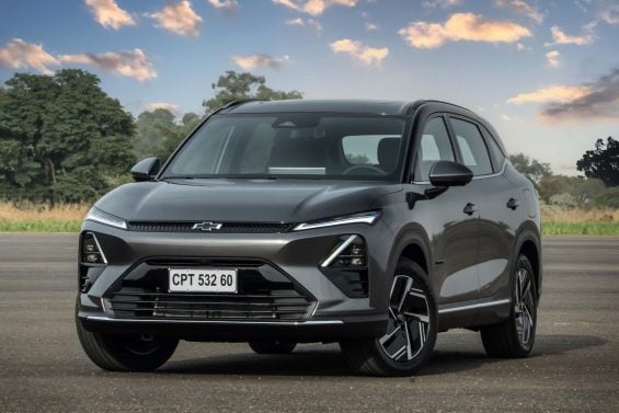 Chevrolet Captiva EV 2026 Cinza Diamantina frente parado