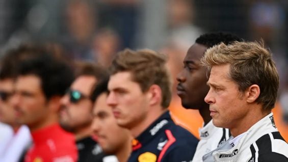 Brad Pitt e Damson Idris no set de filmagem (Foto: GettyImages)