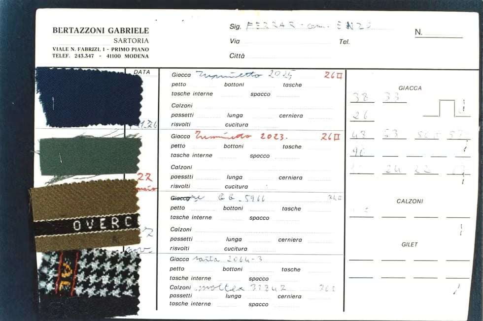 documentação oficial do terno azul de enzo ferrari