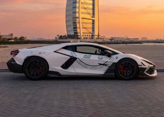 Viatura Lamborghini Revuelto customizada pela Mansory para a Polícia de Dubai