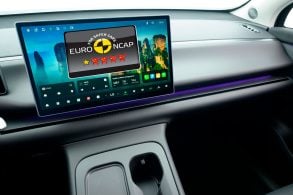 Leapmotor C10 2026 interior central multimídia, dentro do carro, logo na EuronCap na tela com um x vermelho