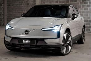 Volvo EX30 Ultra Twin Motor 2026 cinza frente parado