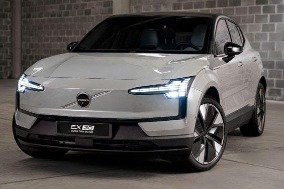 Volvo EX30 Ultra Twin Motor 2026 cinza frente parado