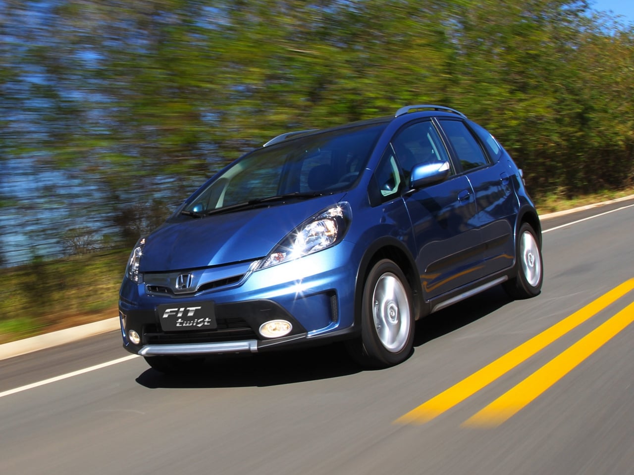 honda fit twist 2012 azul frente em movimento