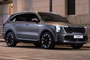 Kia Sorento 2026 estacionado, lateral faróis de led e rodas