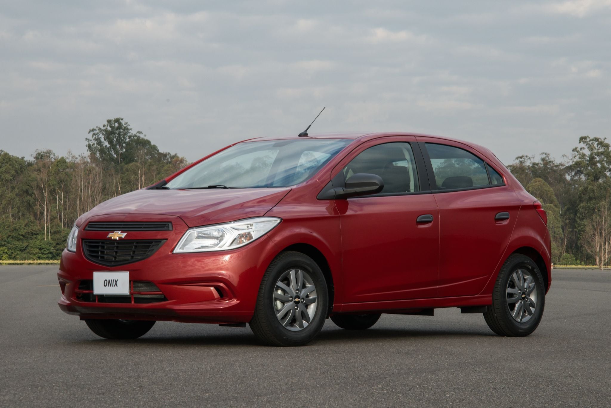 chevrolet Onix Joy vermelho frente parado