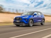 TOYOTA YARIS CROSS 2026 AZUL MOVIMENTO FRENTE LATERAL TRASEIRA (1)