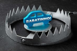 carro usado como isca, Carrinho azul dentro de uma pega urso, escrito baratinho