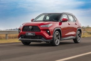Toyota Yaris Cross XRX 2026 vermelho frente em movimento (2)