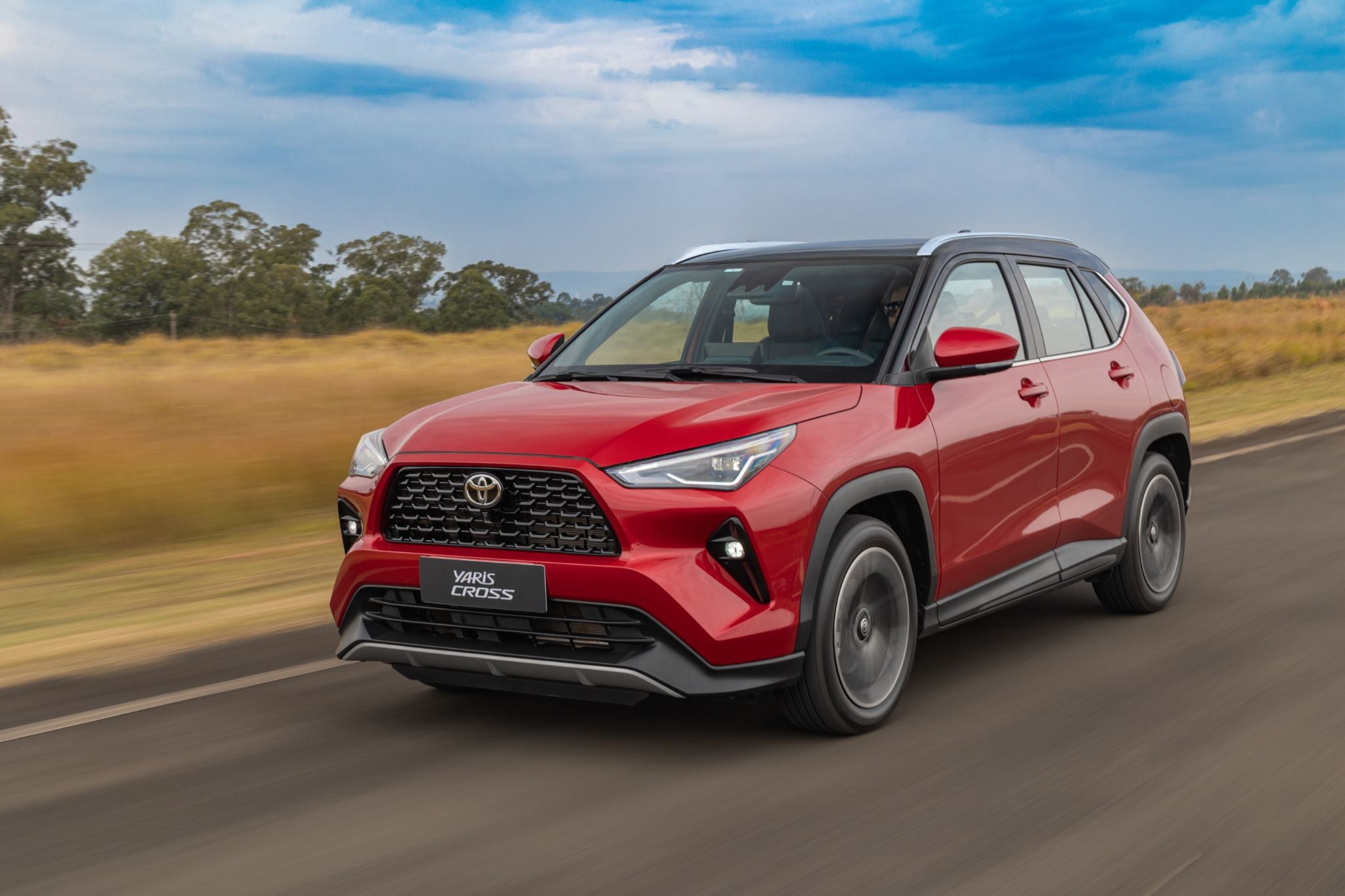 Toyota Yaris Cross XRX 2026 vermelho frente em movimento