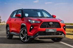 Toyota Yaris Cross XRX 2026 vermelho frente parado