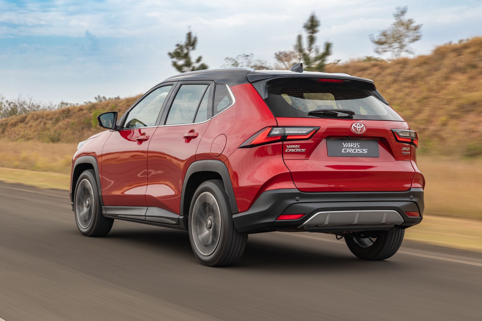 Toyota Yaris Cross XRX 2026 vermelho traseira em movimento (2)