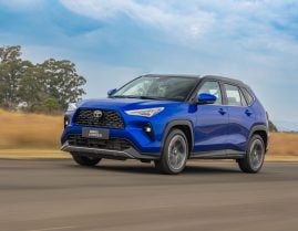 Toyota Yaris Cross XRX 2026 Azul frente em movimento