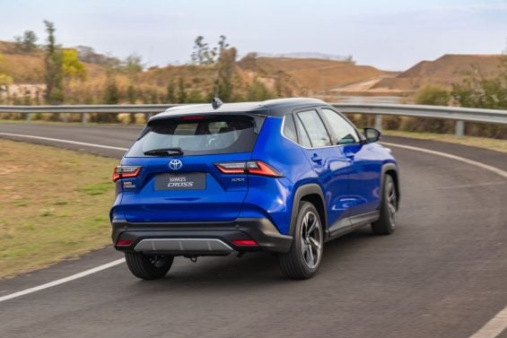 Toyota Yaris Cross XRX 2026 Azul traseira em movimento (3)