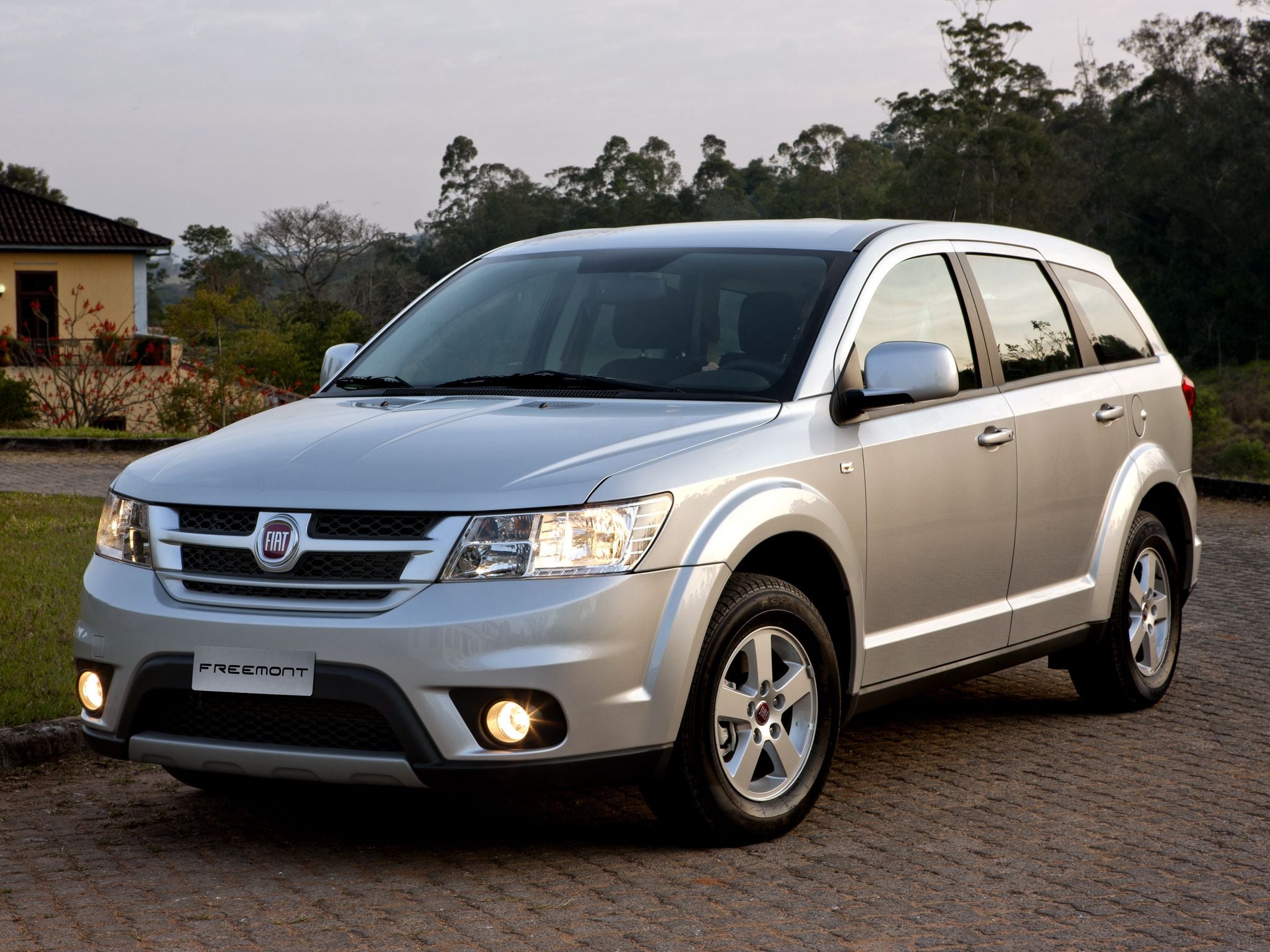 fiat freemont 2011 prata frente parado fiat freemont 2011 prata frente parado