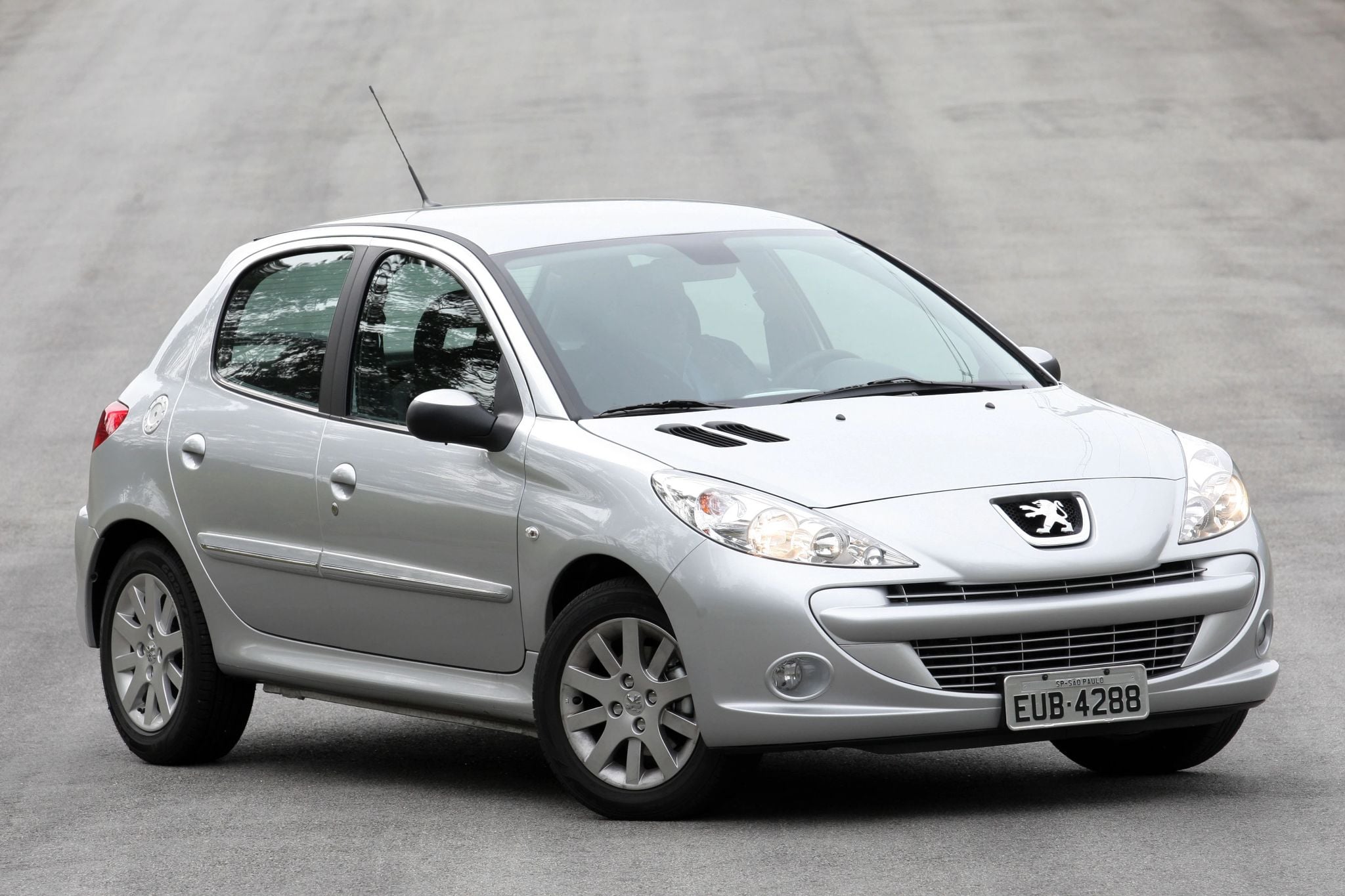 peugeot 207 5 door 2011 prata frente parado peugeot 207 5 door 2011 prata frente parado