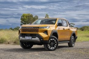 toyota hilux sr5 double cab amarelo frente parado