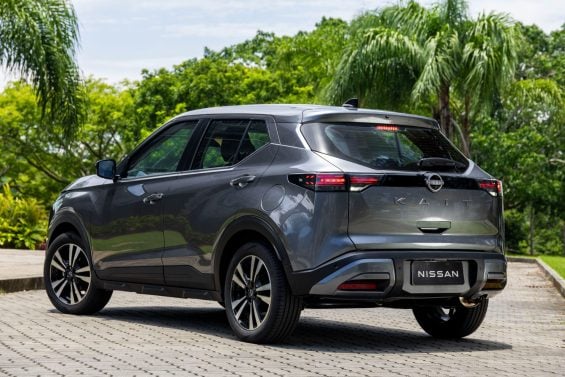 Nissan Kait Sense Plus 2026 cinza grafite traseira parado