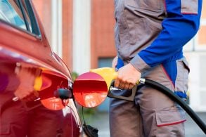 frentista abastecer carro posto combustivel