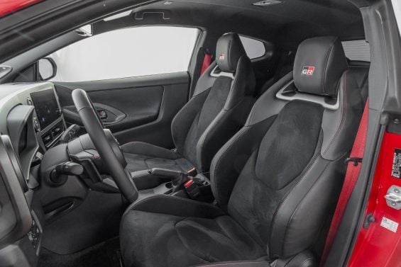 Toyota GR Yaris 2026 interior bancos dianteiros