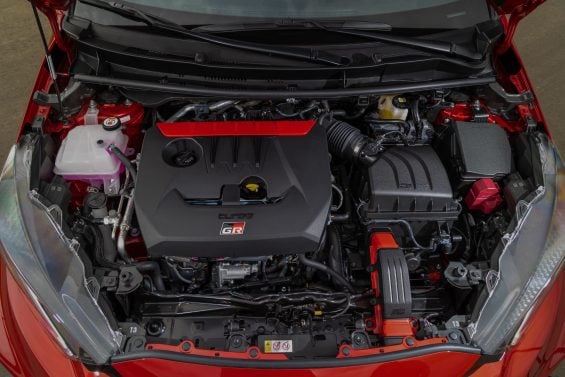 Toyota GR Yaris 2026 vermelho cofre do motor