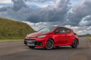 Toyota GR Yaris 2026 vermelho frente parado