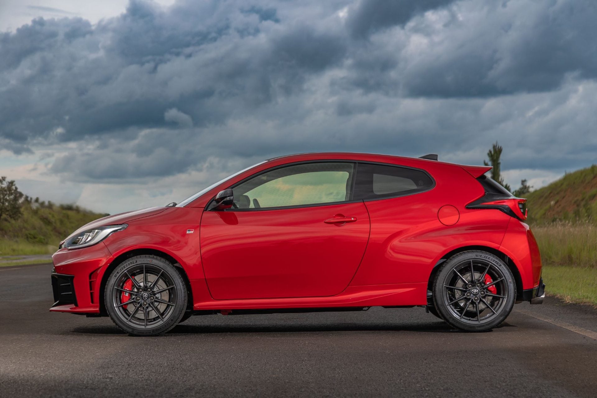 Toyota GR Yaris 2026 vermelho lateral parado