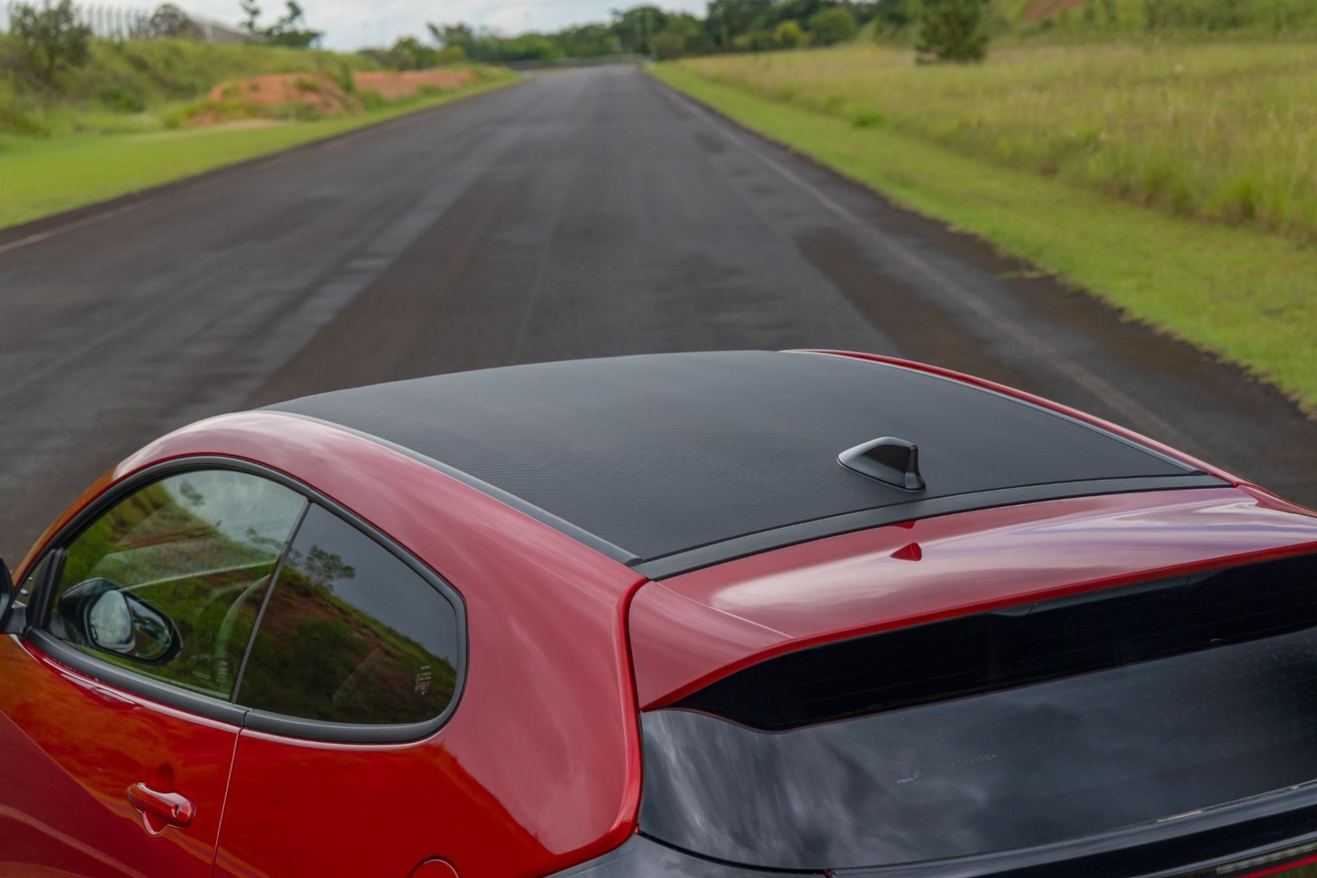 Toyota GR Yaris 2026 vermelho teto em fibra de carbono