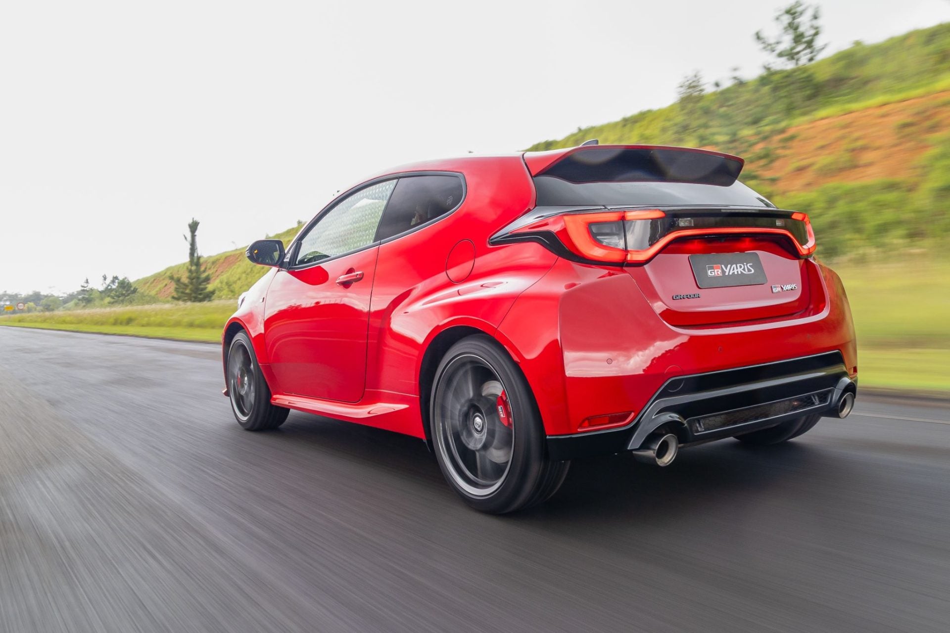 Toyota GR Yaris 2026 vermelho traseira em movimento