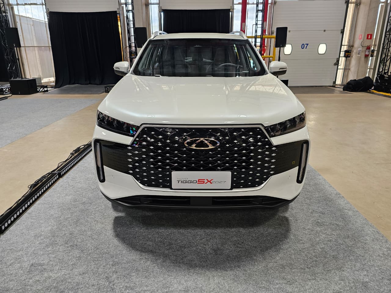 Caoa Chery Tiggo 5X 2027 branco dianteira