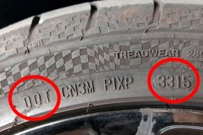 Circulo vermelho indicando a data de validade do pneu