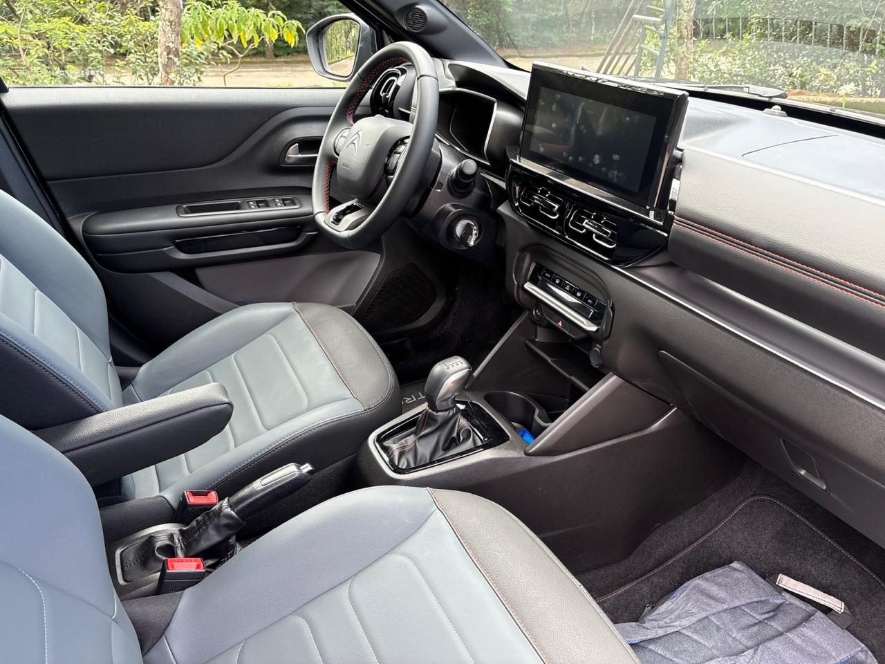 CITROEN AIRCROSS SHINE 2026 AZUL INTERIOR PAINEL BANCOS TRASEIROS (1)