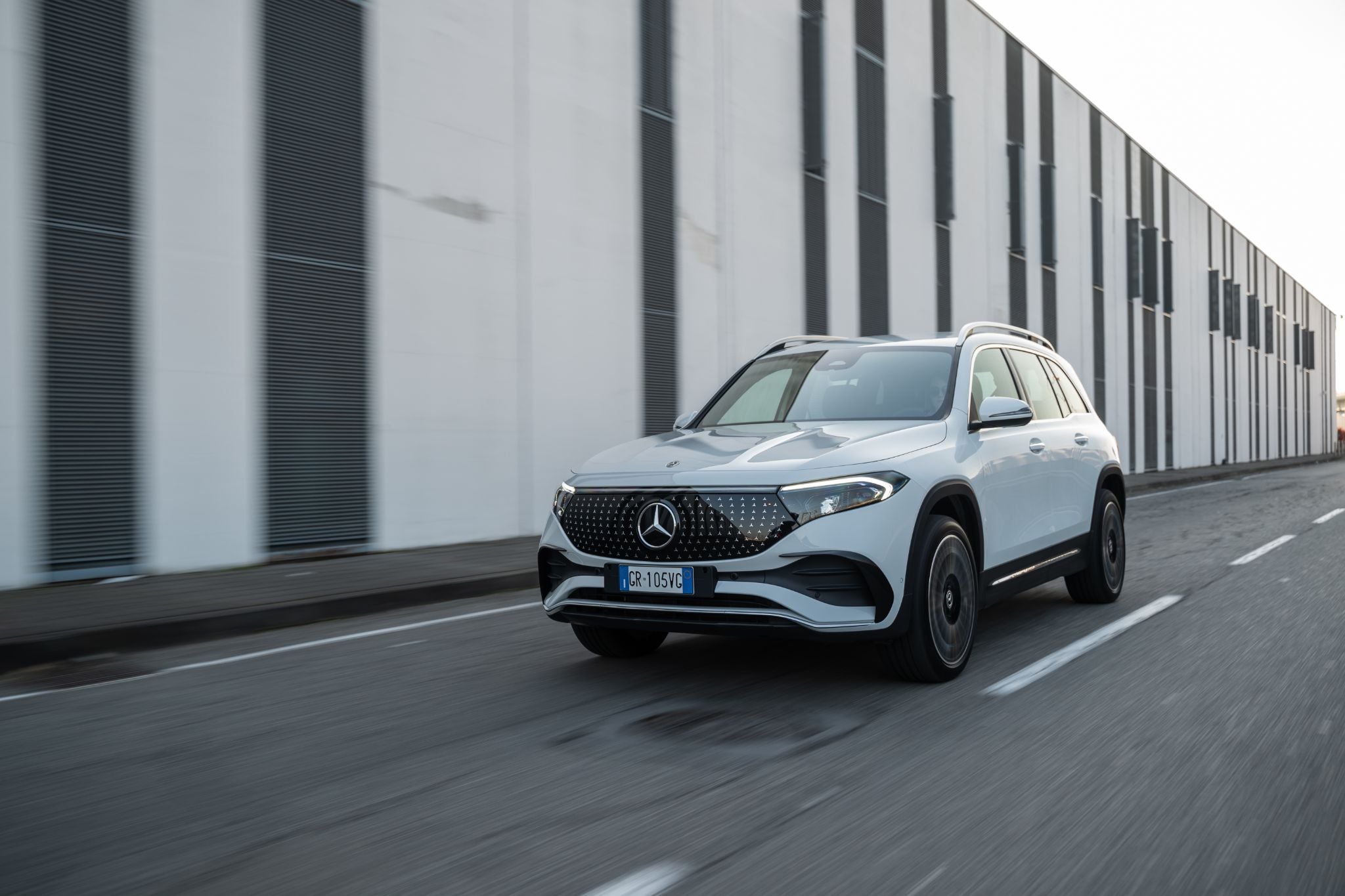 mercedes benz eqb 300 amg line branco frente em movimento