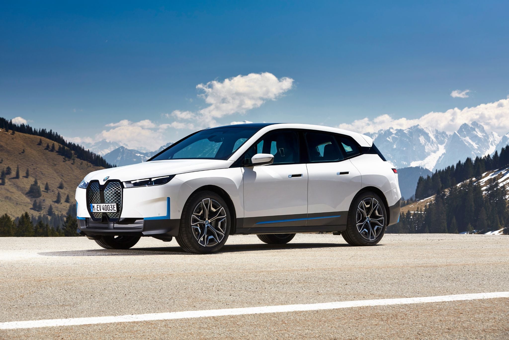 bmw ix xdrive40 branco frente parado