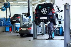 oficina mecanico carter oleo shutterstock 138250919