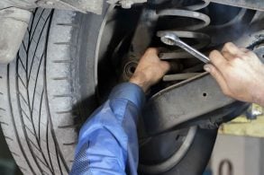 amortecedores recondicionado mecanico rodas suspensao shutterstock