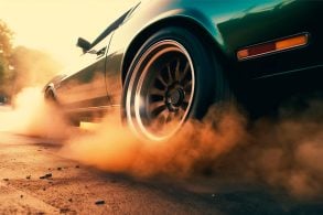 Carro derrapando em alta velocidade, roda traseira levantado poeira do chão