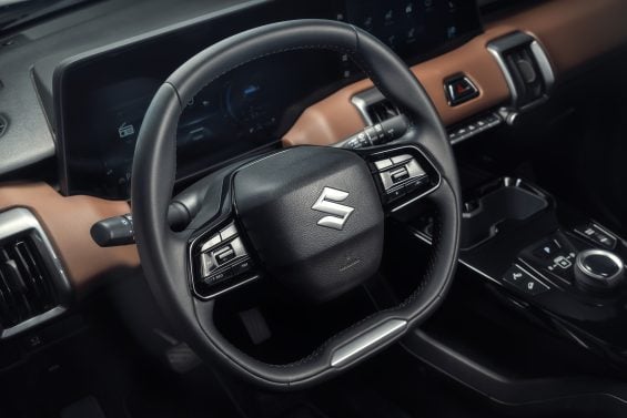 Suzuki E Vitara 2026 interior volante (2)