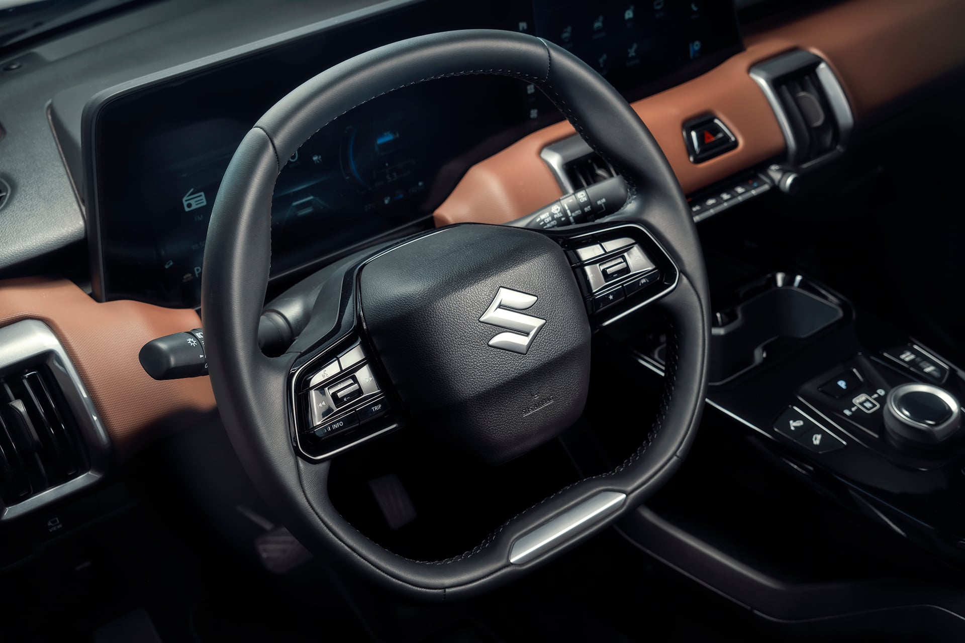 Suzuki E Vitara 2026 interior volante (2)