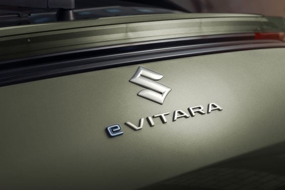 Suzuki E Vitara 2026 Verde Brisa emblema