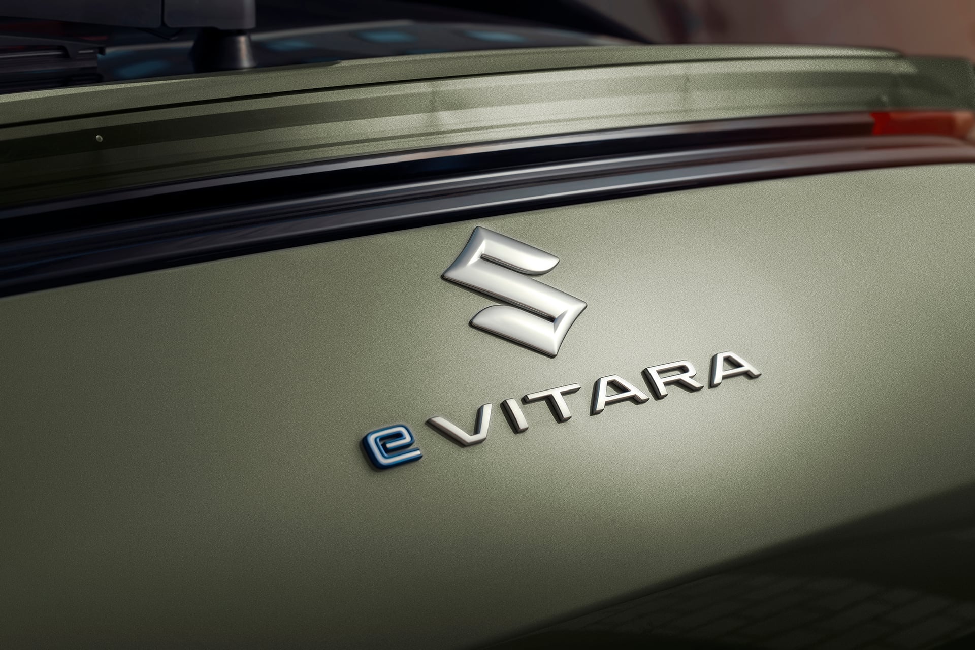 Suzuki E Vitara 2026 Verde Brisa emblema